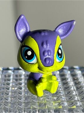 Littlest Pet Shop Mini Armadillo Model #4137 Aiden Dillard